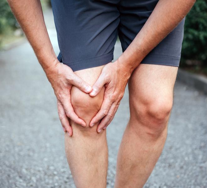 male athlete experiencing knee bursitis