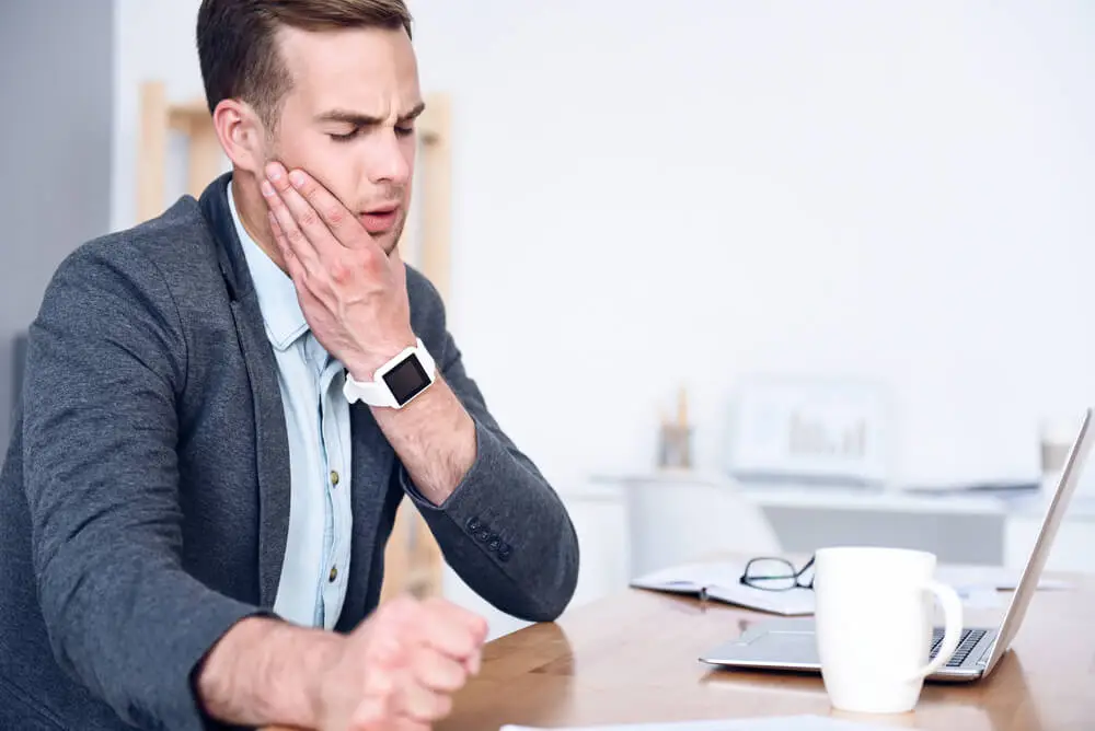 Causes and symptoms of temporomandibular joint dysfunction (TMJ disorder)